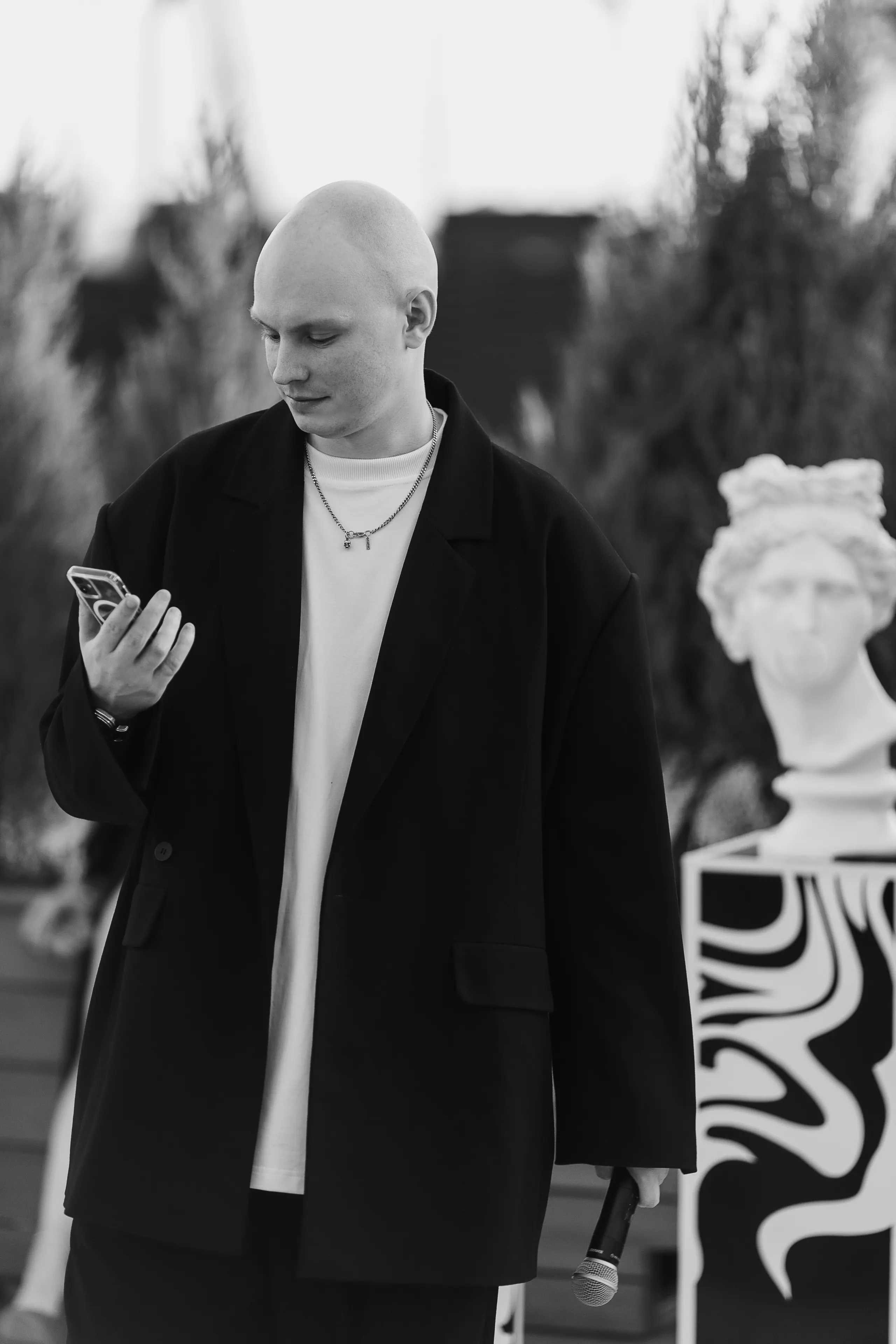 Чёрно-белый портрет ведущего